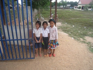 Vor dem Schulgebäude in Siem Reap